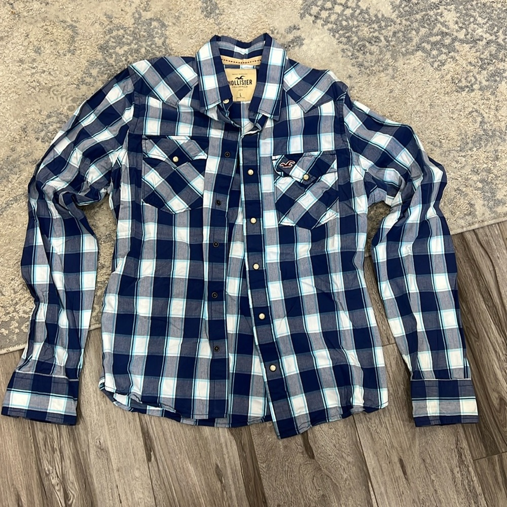 Men’s Hollister size Large long sleeve button up blue plaid.